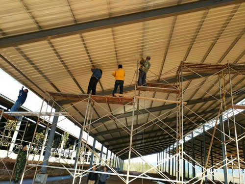 養(yǎng)殖場頂棚保溫 發(fā)泡聚氨酯噴涂機(jī)(圖3) 養(yǎng)殖場頂棚保溫 發(fā)泡聚氨酯案例