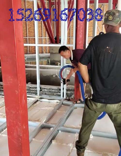 聚氨酯噴涂機(jī)活動(dòng)房屋隔熱保溫現(xiàn)場施工(圖2) 聚氨酯活動(dòng)房屋隔熱保溫案例