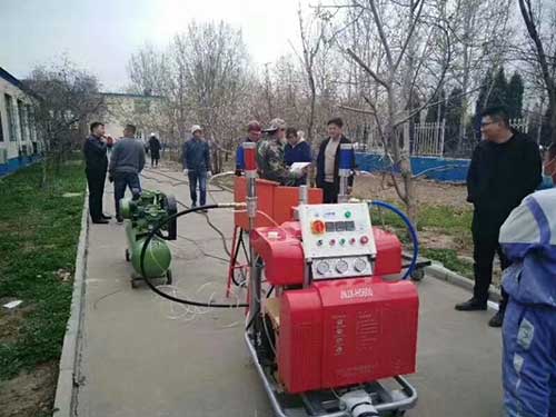 糧庫(kù)現(xiàn)場(chǎng)發(fā)泡聚氨酯隔熱保溫(圖2) H5600糧庫(kù)現(xiàn)場(chǎng)發(fā)泡聚氨酯隔熱保溫發(fā)泡機(jī)